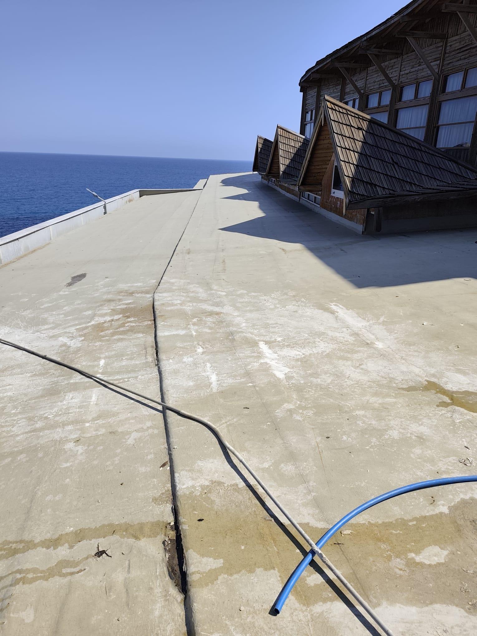 Merit Park Hotel — Çalışma öncesinde teras zemini ve kuşluklar.